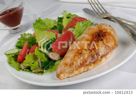 Chicken schnitzel with vegetable garnish 10812813