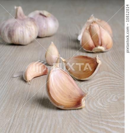 Cloves of garlic on the table 10812814