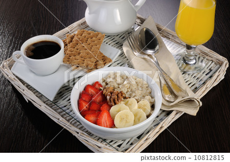Oatmeal with strawberries and banana 10812815