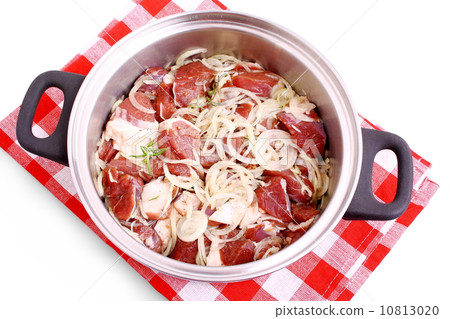 Lamb marinated with onion, spices and herbs in cooking pot 10813020