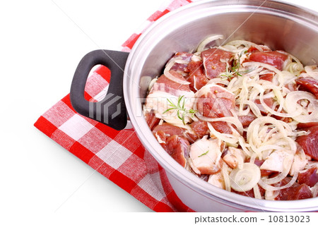 Lamb marinated with onion, spices and herbs in cooking pot 10813023