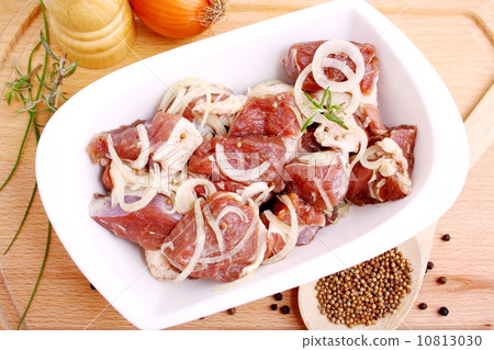 Lamb marinated with onion, spices and herbs in bowl 10813030