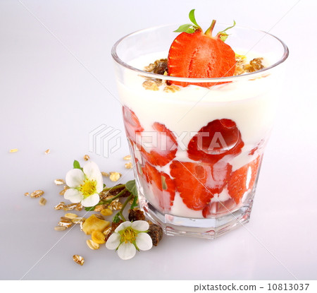 Strawberry with yogurt in glass and cereal Strawberry with yogurt in glass and cereal 10813037