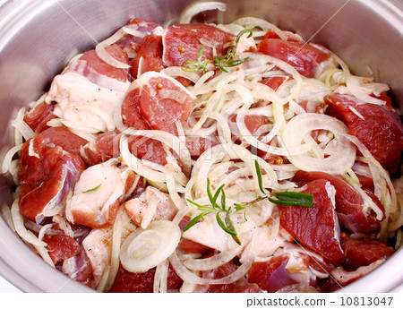 Meat marinated with onion, spices and herbs in cooking pot 10813047