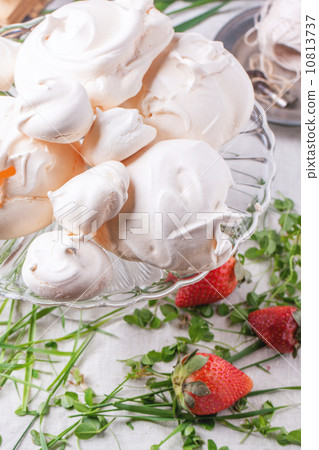 Meringue with strawberries 10813737