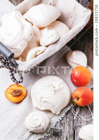 Meringue with apricot 10813738