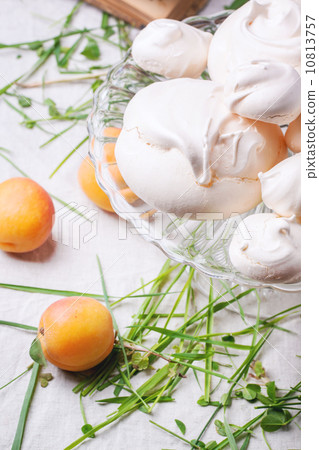 Meringue with apricot 10813757