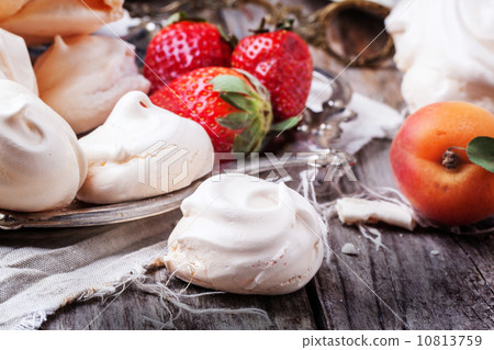 Meringue with apricot 10813759