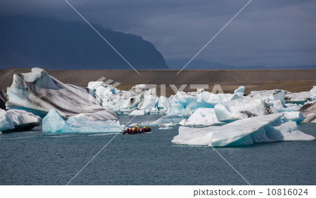 blue icebergs, lagoon and tourist boat 10816024