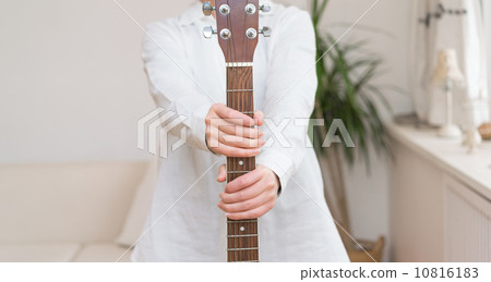 有吉他的一名婦女 10816183