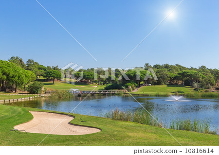 A green lawn to the lake, golf course. For a holiday. 10816614