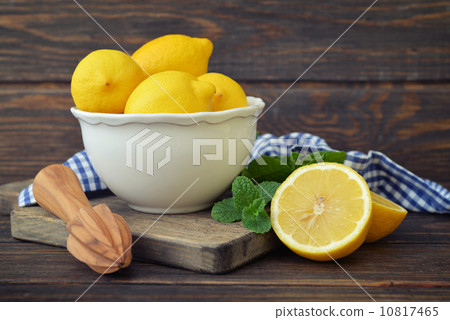 Lemons in a white bowl Lemons in a white bowl 10817465