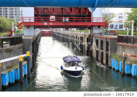 船穿過Owashi橋 船穿過Owashi橋 10817919