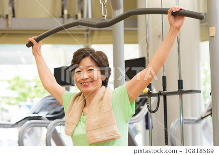Senior couple who wipes sweat with water at fitness club 10818589