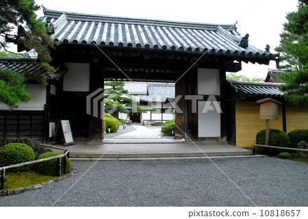Scenery of the gate gate of the Kyoto Daikage-ji 10818657