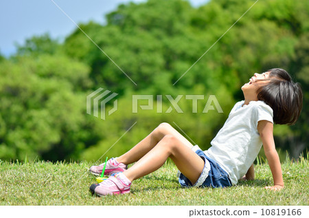 嘲笑草坪露天場所的女孩 10819166