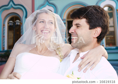 Happy laughing bride and groom 10819318