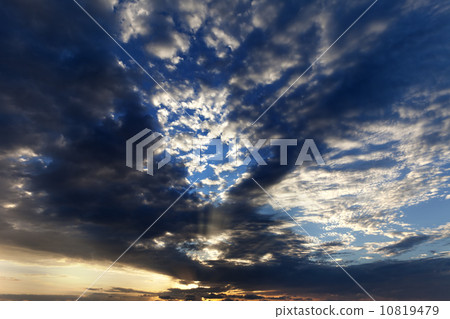 Sunset sky with sunrays 10819479