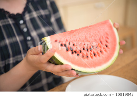 吃西瓜的婦女 10819842