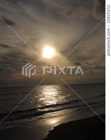 JR北海道線4部分日落海岸風景 10820252