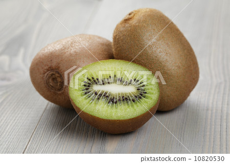 ripe kiwi fruit on wood table ripe kiwi fruit on wood table 10820530
