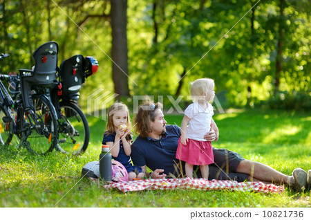 Young father and his daughters having a picnic 10821736