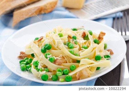 Pasta with peas and bacon Pasta with peas and bacon 10822294