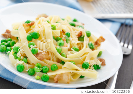 Pasta with peas and bacon 10822296