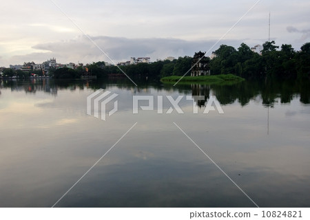 Hoan Kiem Lake at dusk (Vietnam · Hanoi) 10824821