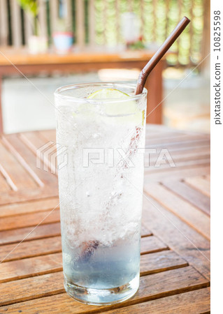 Healthy lemon juice and butterfly pea cold drink 10825598