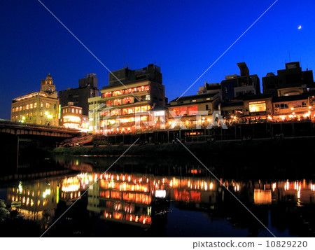 鴨川初夏涼爽的地板 10829220