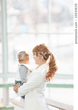 產婦和孩子分娩6個月 產婦和孩子分娩6個月 10830639