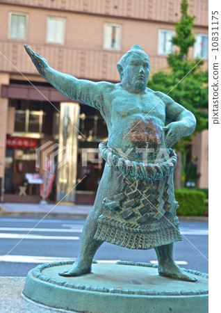 國技館通的「相撲力士像」和相撲擂台「雲龍型」(東京都墨田區兩國JR兩國站東口附近) 國技館通的「相撲力士像」和相撲擂台「雲龍型」(東京都墨田區兩國JR兩國站東口附近) 10831175