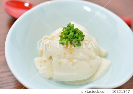 Image of topped rice tofu. We squeezed a commercially available rice tofu with a spoon and served it. Image of topped rice tofu. We squeezed a commercially available rice tofu with a spoon and served it. 10831547