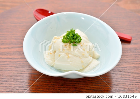 Image of topped rice tofu. We squeezed a commercially available rice tofu with a spoon and served it. Image of topped rice tofu. We squeezed a commercially available rice tofu with a spoon and served it. 10831549