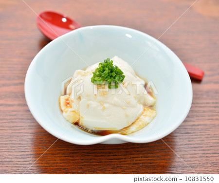 Image of topped rice tofu. We squeezed a commercially available rice tofu with a spoon and served it. Image of topped rice tofu. We squeezed a commercially available rice tofu with a spoon and served it. 10831550