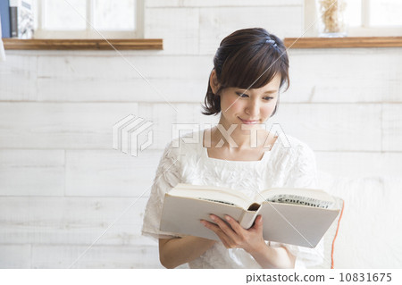 讀一本書的女人 10831675