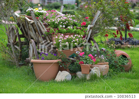 Retro wain in a garden 10836513