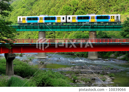 The Suigun Line's "colorful red bridge and train" is a sight that can no longer be seen today 10839066