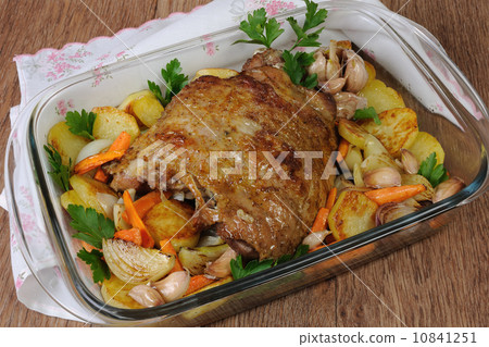 Turkey thigh baked with vegetables 10841251
