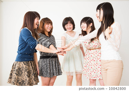 形成一個圓圈的女人 10842800