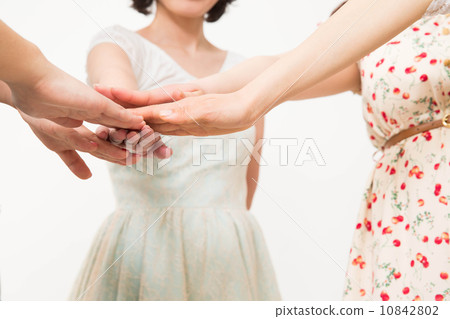 形成一個圓圈的女人 10842802