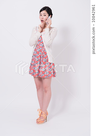 一個玩智能手機的女人 一個玩智能手機的女人 10842961
