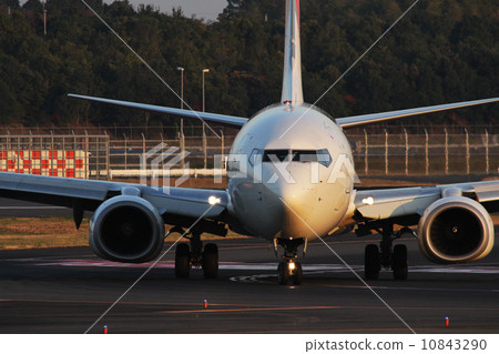 B737 - 800 front view 10843290