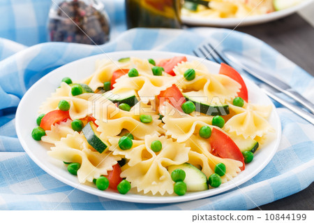 Pasta with zucchini, tomatoes and peas Pasta with zucchini, tomatoes and peas 10844199