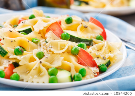 Pasta with zucchini, tomatoes and peas Pasta with zucchini, tomatoes and peas 10844200