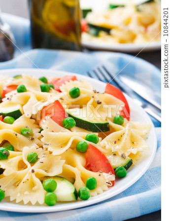 Pasta with zucchini, tomatoes and peas Pasta with zucchini, tomatoes and peas 10844201