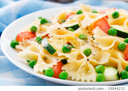 Pasta with zucchini, tomatoes and peas Pasta with zucchini, tomatoes and peas 10844212