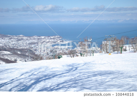 從山坡上眺望大海的滑雪勝地（小樽天狗山滑雪勝地） 10844818