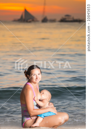 Breastfeeding 10845653